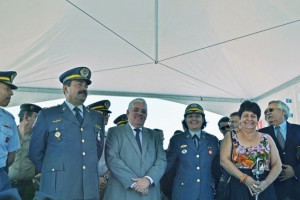 Prefeito Tuíze ladeado pelo coronel da PM do Estado de SP, Cesar Augusto Franco Morelli e pela nova comandante do Batalhão, tenente coronel Geórgia Abilio Públio Mendes.