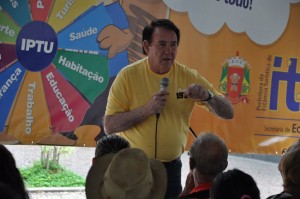 O secretário da pasta, Valfrido Miguel Carotti, explica a dinâmica da campanha IPTU em Dia Dá Prêmios;