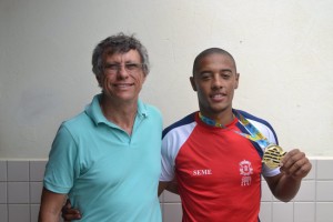 O diretor da Secretaria Municipal de Esportes, Giba e o piloto ituano, campeão do BMX, Rogério Reis.