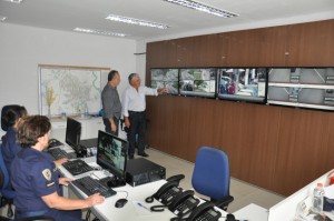 Prefeito Antonio Tuíze e secretário de Segurança, Trânsito e Transportes, coronel Marco Antonio Augusto inspecionam central de vídeo monitoramento;