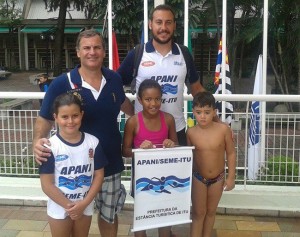Os técnicos Marcelo Matiusso e André Scavacini, com os nadadores (da esquerda à direita) Ana Luiza, Letícia e João Victor.