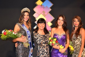 A vencedora, Bárbara Costa, posa ao lado da primeira-dama, Zélia Vaccari, e de Letícia Lima e Luana Ferreira, segunda e terceira colocadas, respectivamente