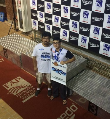 O professor Rodrigo Fukuda e o nadador Gustavo Borges, representantes de Itu no Campeonato Brasileiro de Natação.