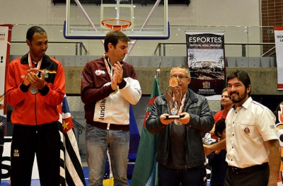 O secretário municipal de Esportes, Carlinhos Bertagnolli, recebendo o troféu de terceiro colocado dos Jogos Regionais 2015.