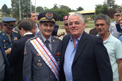 O prefeito de Itu, Antonio Tuíze, junto ao novo comandante do Corpo de Bombeiros do Estado de São Paulo, coronel Rogério Bernardes Duarte.