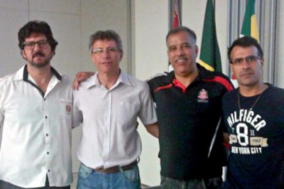 Os dirigentes de Itu, Gilberto Rodrigues (Giba) e José Carlos Prévide, em reunião com os coordenadores estaduais dos Jogos Abertos, durante o congresso técnico do último sábado.