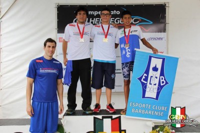 Gustavo Borges (ao centro), medalha de ouro nos 50m Livre e Borboleta, da categoria Infantil II;