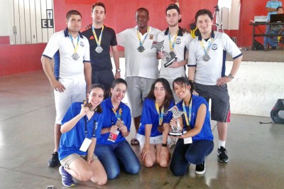 As equipes masculina e feminina de Xadrez de Itu (2º e 3º lugares, respectivamente), acompanhadas do professor e treinador, Romeo Freitas.