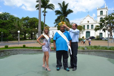 O secretário municipal de Turismo, Lazer e Eventos, Ricardo Xavier da Silveira coroando o Rei Momo, Luis Fabiano e a Rainha do Carnaval, Célia Regina.