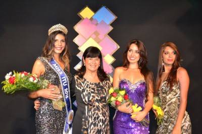 A primeira-dama e presidente do Fundo Social, Zélia Vaccari Gomes, acompanhada da Miss Itu 2016, Bárbara Costa, e da segunda e terceira colocadas do concurso, Letícia Lima e Luana Ferreira, respectivamente.