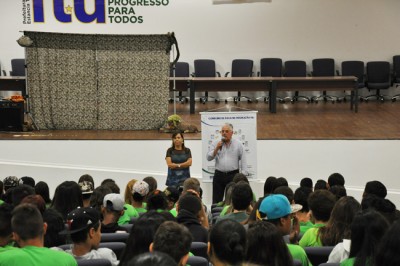 O prefeito Antonio Tuíze e a secretária de Meio Ambiente Patrícia Otero participaram de atividade oferecida no Dia Mundial da Água