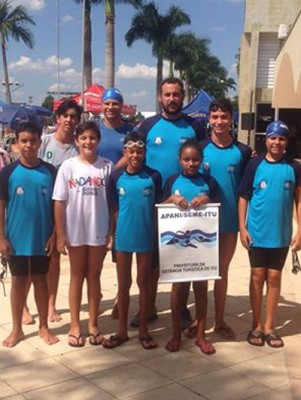 Equipe ituana de natação que competiu em Limeira.
