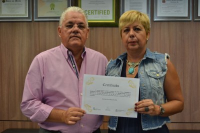 Prefeito Antonio Tuíze e secretária de Educação, Marilda Cortijo, com o prêmio recebido.