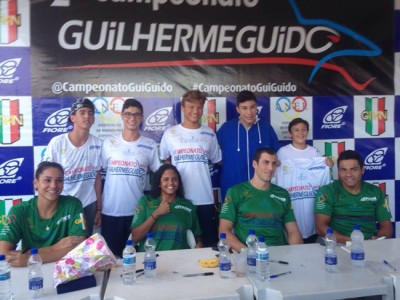 Atletas ituanos (ao fundo), com os nadadores (da esquerda para à direita) Joana Maranhão, Etiene Medeiros, Guilherme Guido e Felipe França, representantes brasileiros nos Jogos Olímpicos Rio 2016.