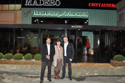 Primeira-dama Zélia acompanhada do superintendente do Road Shopping, Genildo Ferreira, e do diretor de operações do Grupo Madero, Rafael Mello