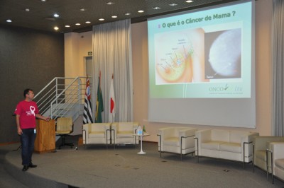 O médico mastologista Márcio Antonio Elias Leonardi durante palestra na empresa Brasil Kirin