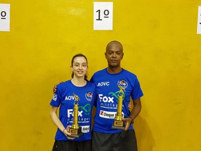 Natália Munhoz e Evaldo Moraes com os troféus de campeões da categoria Mista.