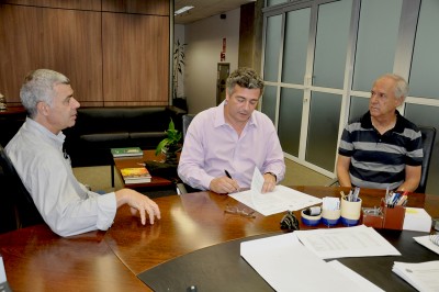 Alfredo Barbosa (Instituto Lambari) reunido com o prefeito Guilherme Gazzola e o secretário de Cultura, Geraldo Gonçalves Junior 
