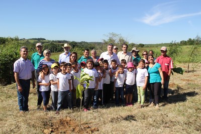 Autoridades, servidores municipais, educadores e alunos participam de projeto ambiental 