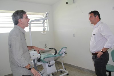 Manoel Guardia e o prefeito Guilherme Gazzola vistoriam as instalações dos consultórios odontológicos 