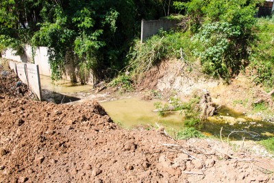 Trecho inacabado das obras de canalização dos córregos urbanos em Itu 