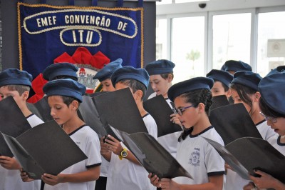 Alunos da escola "Convenção de Itu" cantaram o hino da instituição 